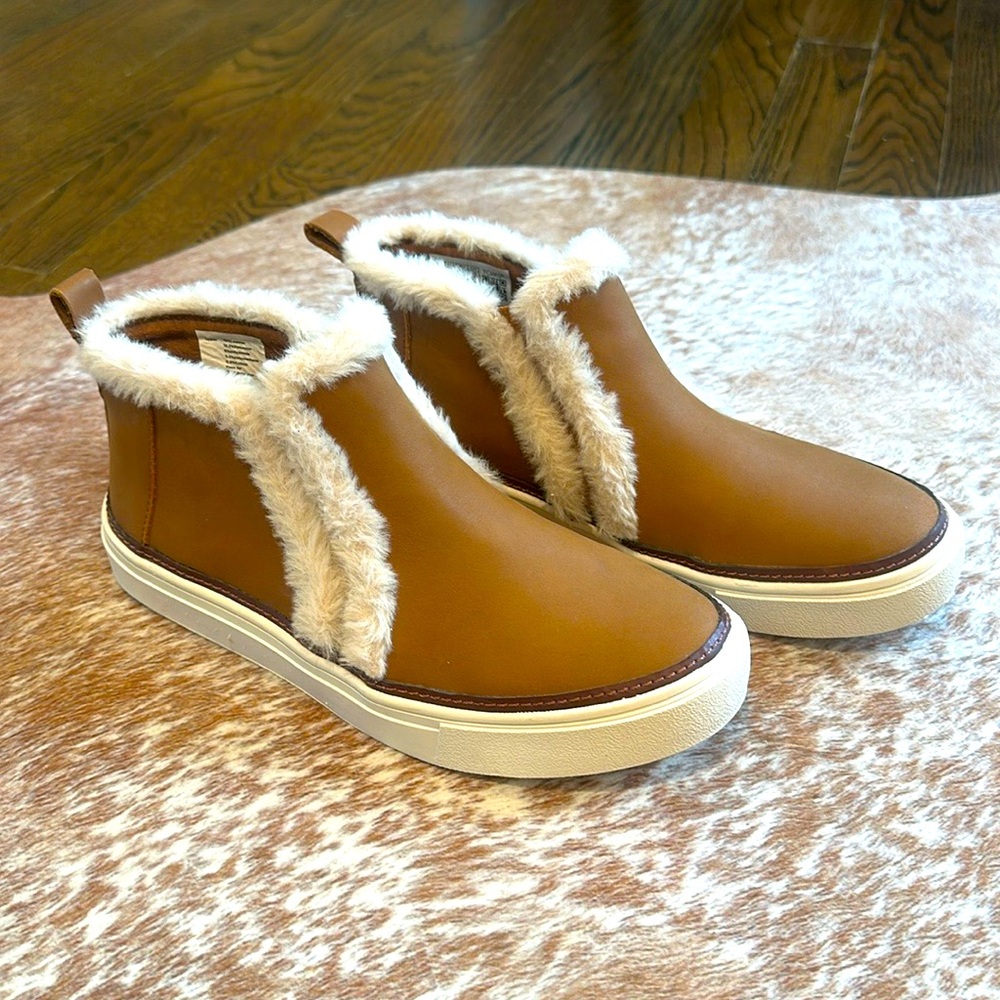 TOMS Bryce Leather & Faux Fur Lined Slip On Sneaker Brown Sugar Size 6 NWOT